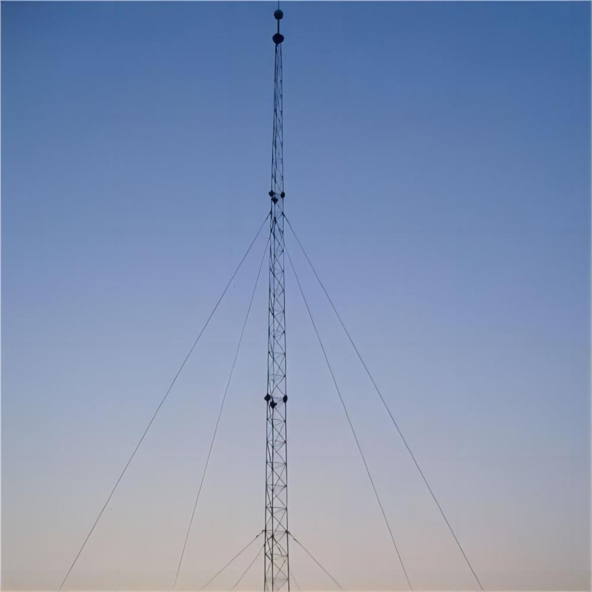 tour d'antenne cellulaire en fil haubané