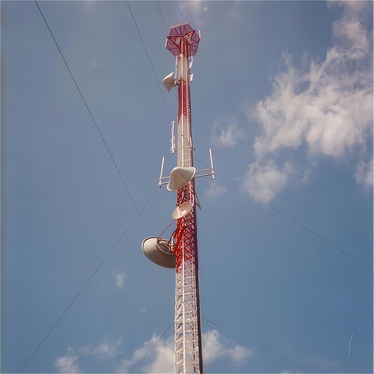 tour d'antenne et de micro-ondes