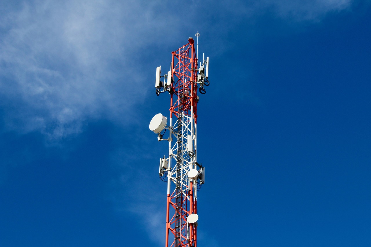 antenne et tour cellulaire micro-ondes