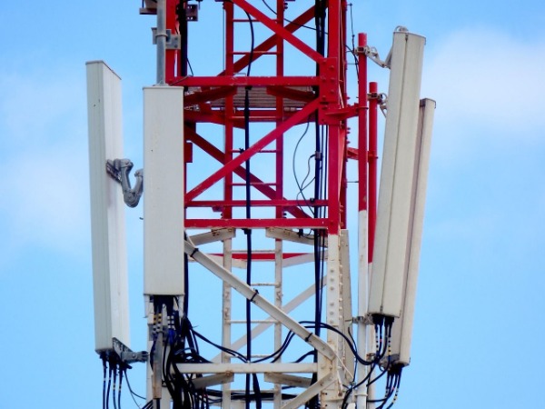 tour d'antenne et de micro-ondes