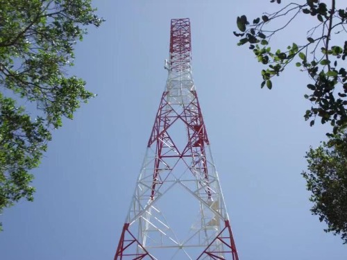 tour de télécommunication en acier en treillis