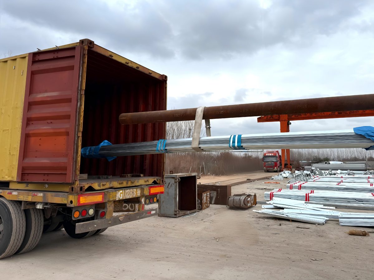 Tour en cornières d'acier, base et boulons inclus, emballage et expédition vers les Maldives