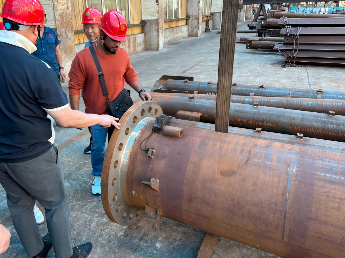 Visite d'usine d'un client des Émirats arabes unis - 2 : Production de tours monopôles et de tours tubulaires