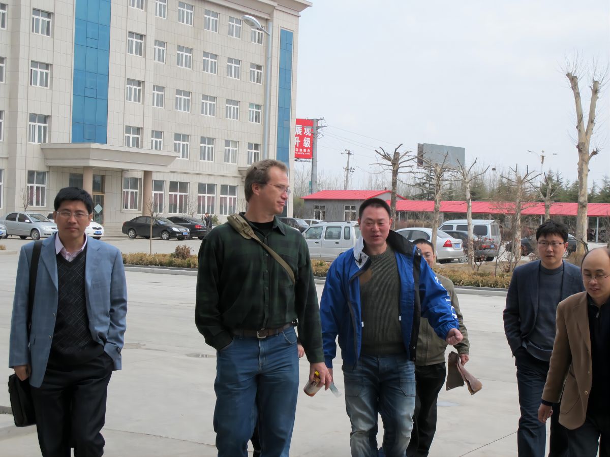 Clients américains visitant l’usine
    