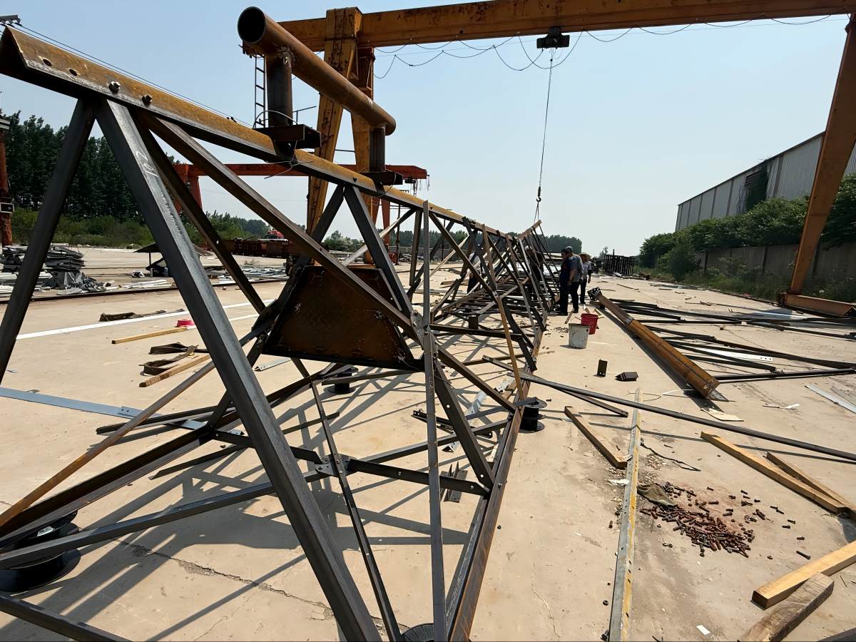 Tour de télécommunication en acier à trois pieds de 50 mètres, assemblage d'essai avant HDG