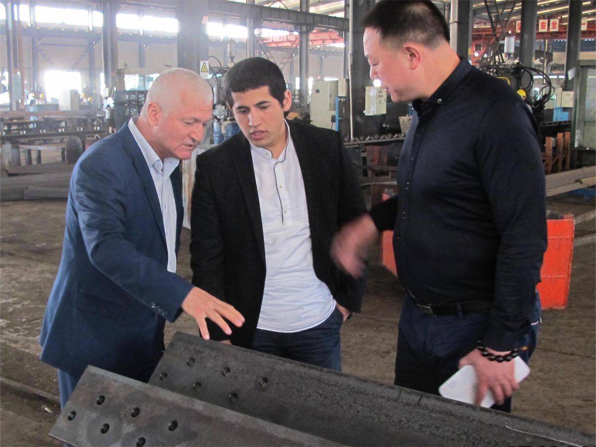 Des clients du Kazakhstan visitent l'usine
        