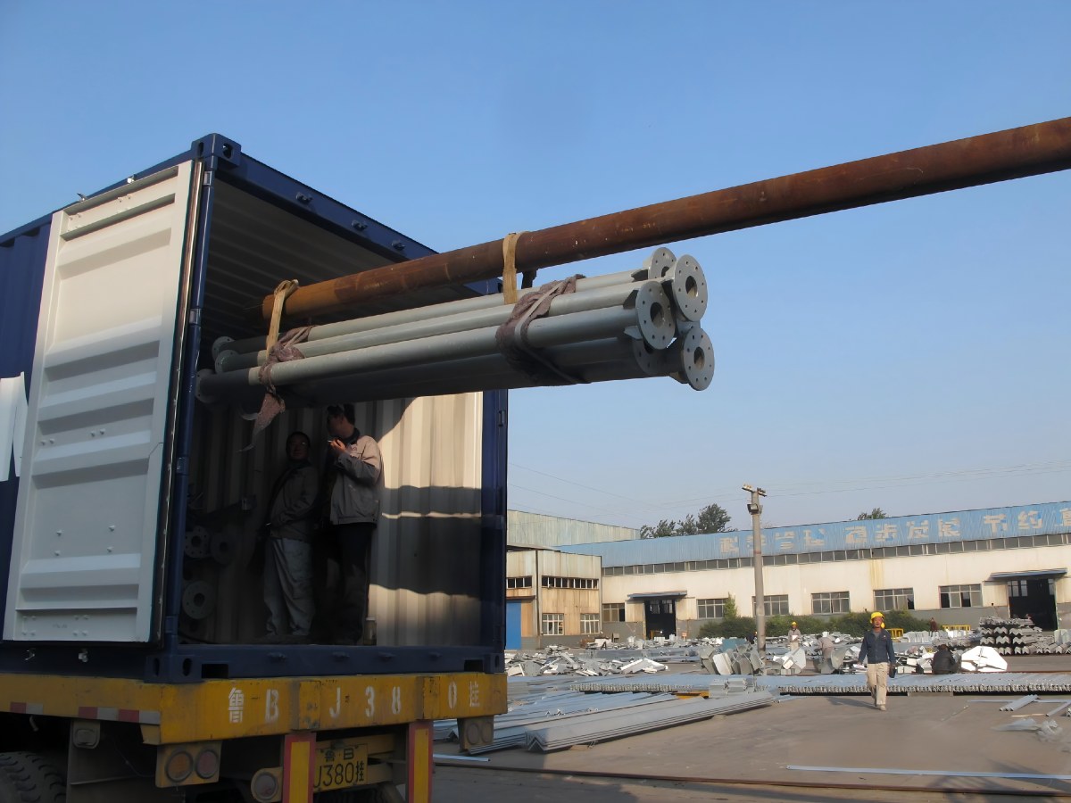 Tour tubulaire en acier de 80 mètres : emballage et expédition vers l’Érythrée