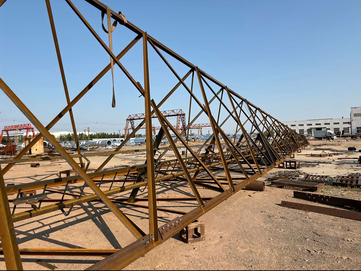 Assemblage à blanc d'une tour de télécommunications de 60 mètres à trois pieds en cornière d'acier avant galvanisation à chaud