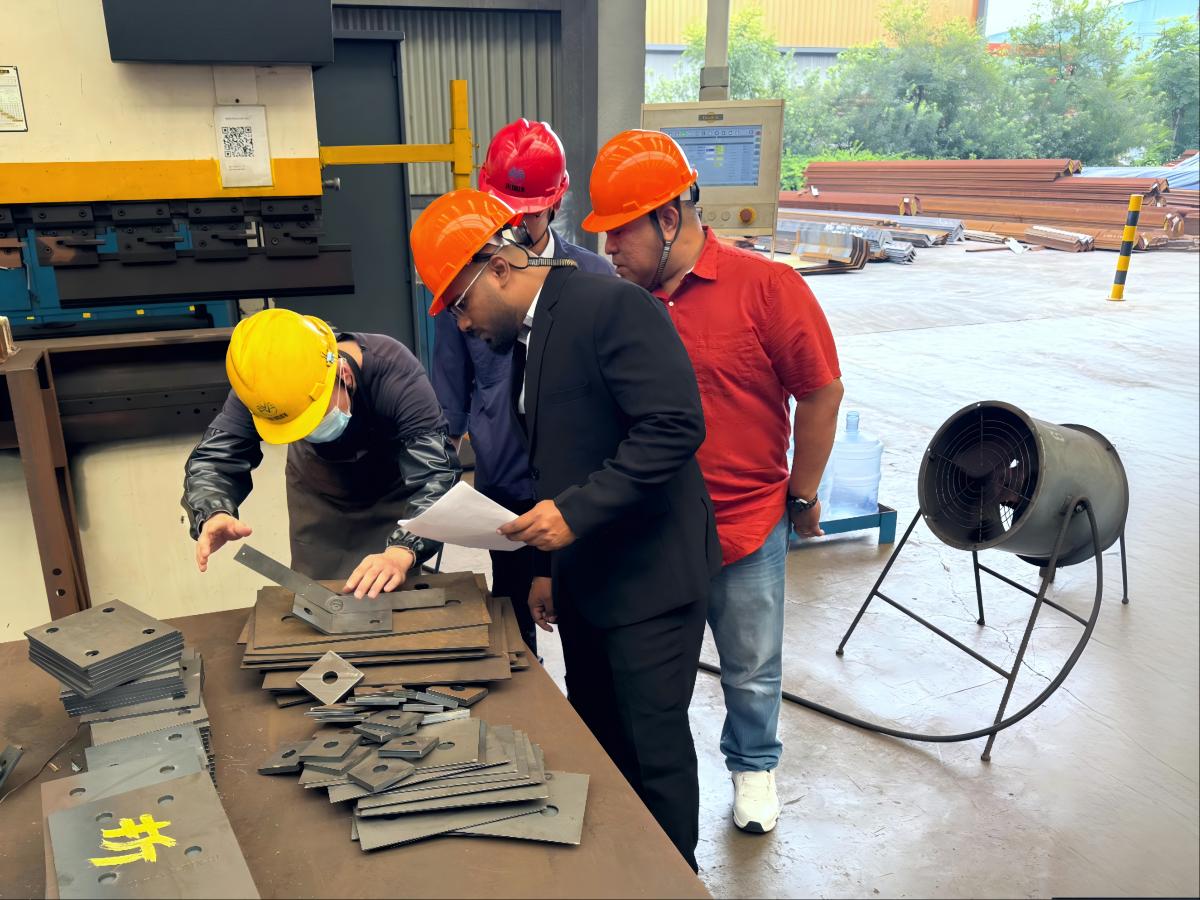 Visite d'usine d'un client des Émirats arabes unis : Production de tours en acier angulaires