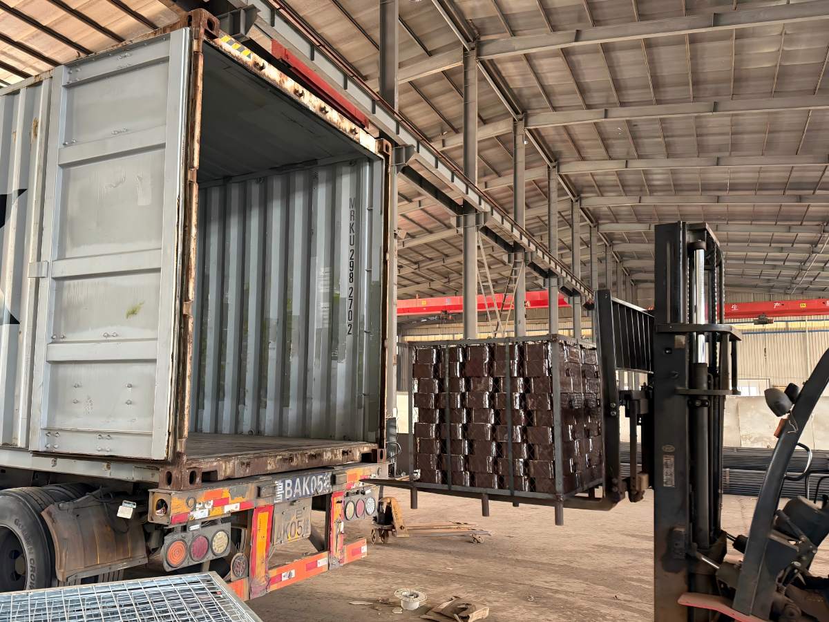 Un nouveau lot de composants pour tours de télécommunications, emballage et expédition vers les États-Unis