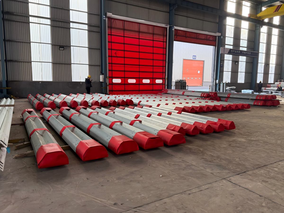 Tour en acier à cornière de 60 m, 80 m, 100 m et 120 m avec accessoires. Emballage avant expédition.